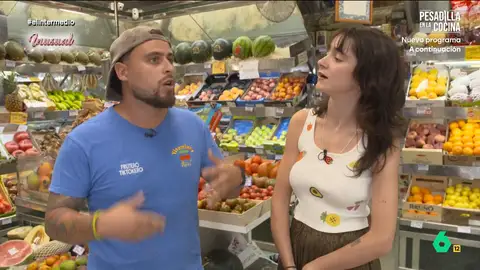 El frutero 'tiktokero' cuenta a Inés Rodríguez el porqué de su éxito: "Hay mucha curiosidad por conocer nuevas frutas" La reportera ha visitado la frutería de Raúl Cardaba, muy popular en redes sociales gracias a sus vídeos en los que muestra frutas exóticas poco habituales en nuestro país y comparte consejos en torno a este producto.