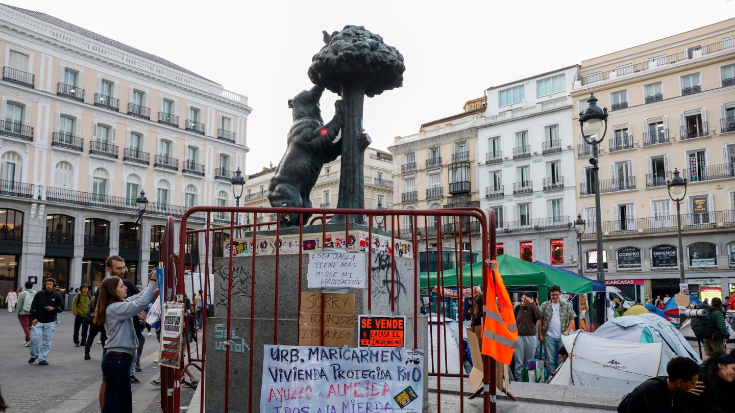 Estatua del Oso y el Madro&ntilde;o en la acampada por la vivienda.
