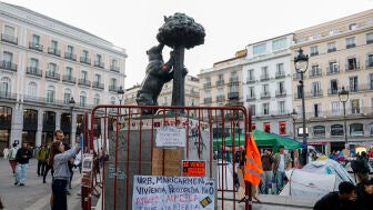 Estatua del Oso y el Madro&ntilde;o en la acampada por la vivienda.
