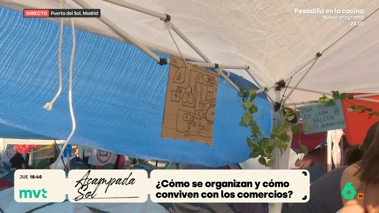 De la 'calle Maricarmen' a la 'plaza de Gaza': así se organiza el urbanismo en una acampada de Sol cada vez más abarrotada Mientras llegan cada vez más tiendas de campaña a la Puerta del Sol, la comisión de urbanismo de la acampada organiza calles y plazas para estructurar la buena convivencia, tanto de los acampados como con el entorno que les rodea. También se preparan para la lluvia con la misma idea: "Lo que más nos preocupa es no poder volver a casa, no poder permitírnosla".