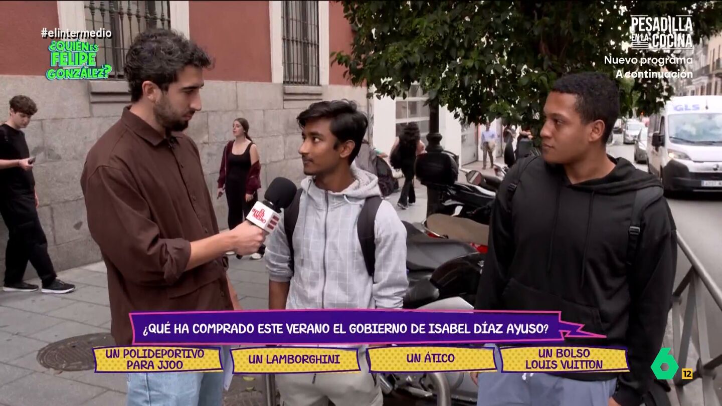 Isma Ju&aacute;rez vuelve a poner a prueba los conocimientos de actualidad de los j&oacute;venes en '&iquest;Qui&eacute;n es Felipe Gonz&aacute;lez?' y pregunta a dos j&oacute;venes por el &aacute;tico que compr&oacute; el Gobierno de Isabel D&iacute;az Ayuso.