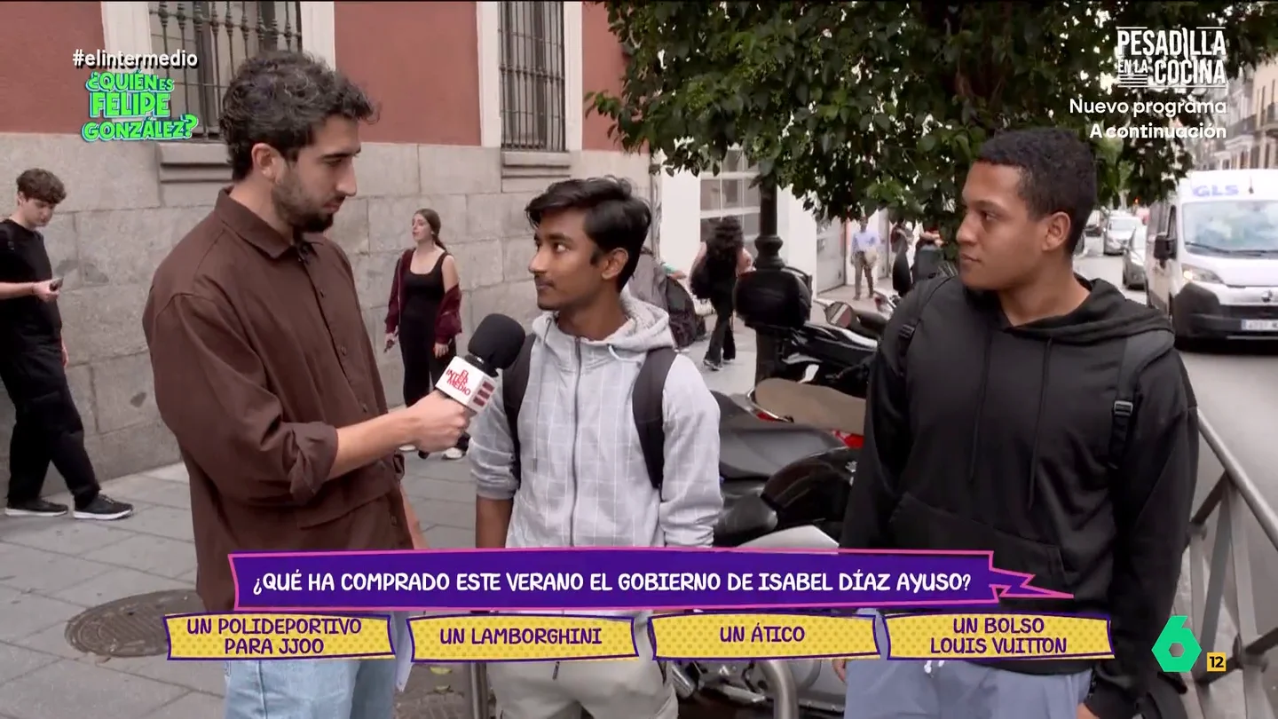 Un joven afirma a Isma Juárez que el Gobierno de Ayuso ha comprado un "polideportivo", porque "un Lamborghini ya lo tiene" Isma Juárez vuelve a poner a prueba los conocimientos de actualidad de los jóvenes en '¿Quién es Felipe González?' y pregunta a dos jóvenes por el ático que compró el Gobierno de Isabel Díaz Ayuso.