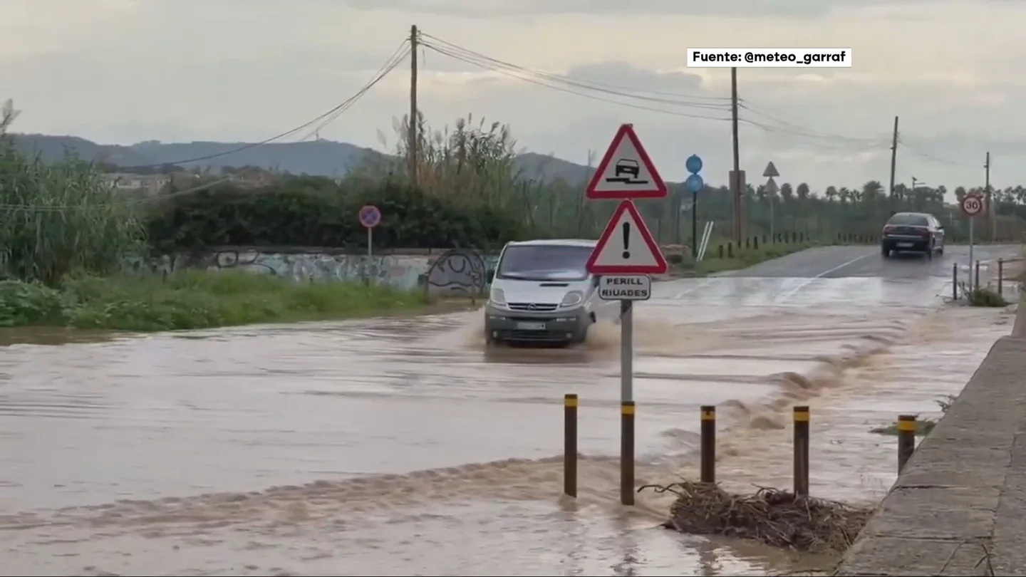 Un coche circula por Tarragona durante el temporal. Un coche circula por Tarragona durante el temporal.