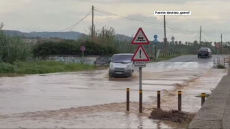 Un coche circula por Tarragona durante el temporal.