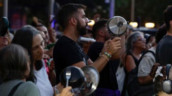 Cacerolada celebrada este jueves frente al Ayuntamiento de Madrid.