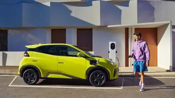 El coche eléctrico barato de BYD corrige su mayor defecto: ahora tiene 5 plazas, 322 km de autonomía y cuesta desde 16.455 euros El coche eléctrico barato de BYD corrige su mayor defecto: ahora tiene 5 plazas, 322 km de autonomía y cuesta desde 16.455 euros