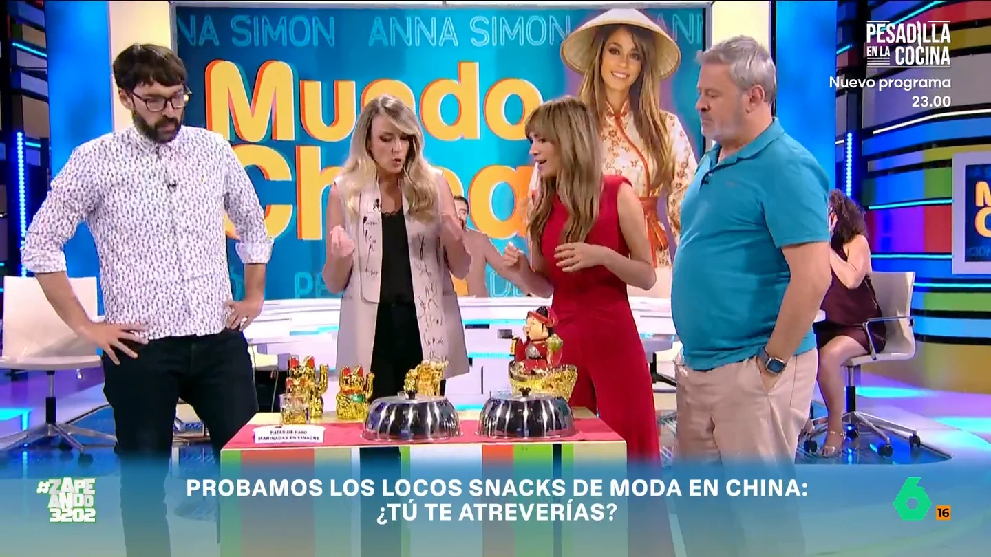 Patas de pato o ternera picante: Anna Simon reta a los zapeadores a probar los snacks más de moda en China La colaboradora ha traído al programa varios platos, muy típicos del país asiático, para que los degusten los zapeadores. Descubre sus reacciones en el vídeo principal.