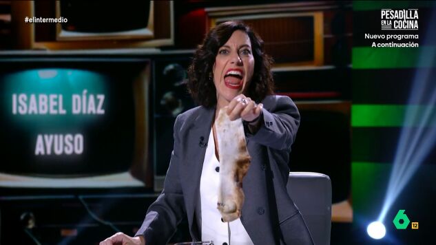 Cristina Gallego se convierte en Isabel D&iacute;az Ayuso y visita 'Cuarta Milonga' para hablar de la acampada en Sol entre peloteo y los avisos de un "contador de pisos" que le advierte de que han desparecido miles de pisos "por culpa del comunismo".