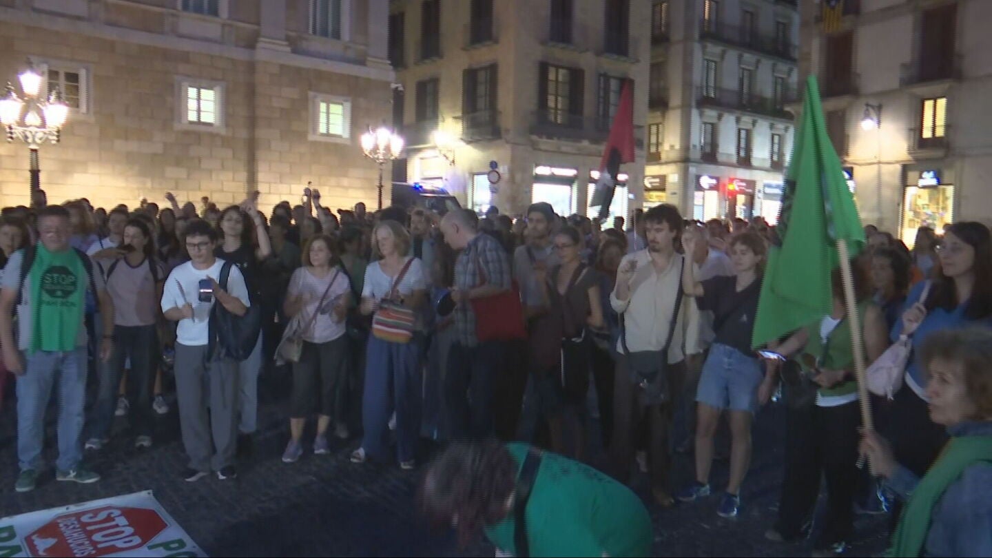 Las cacerolas empiezan a sonar en Madrid y Barcelona para presionar sobre los decretos