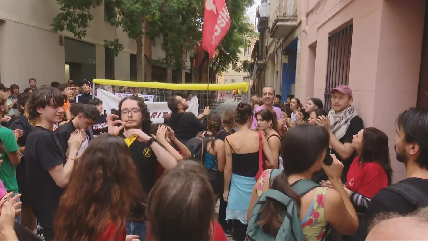 Los primeros desahucios paralizados tras el caso Maricarmen: "Es el primero que se suspende por el nuevo decreto" Los primeros desahucios paralizados tras el caso Maricarmen: "Es el primero que se suspende por el nuevo decreto"