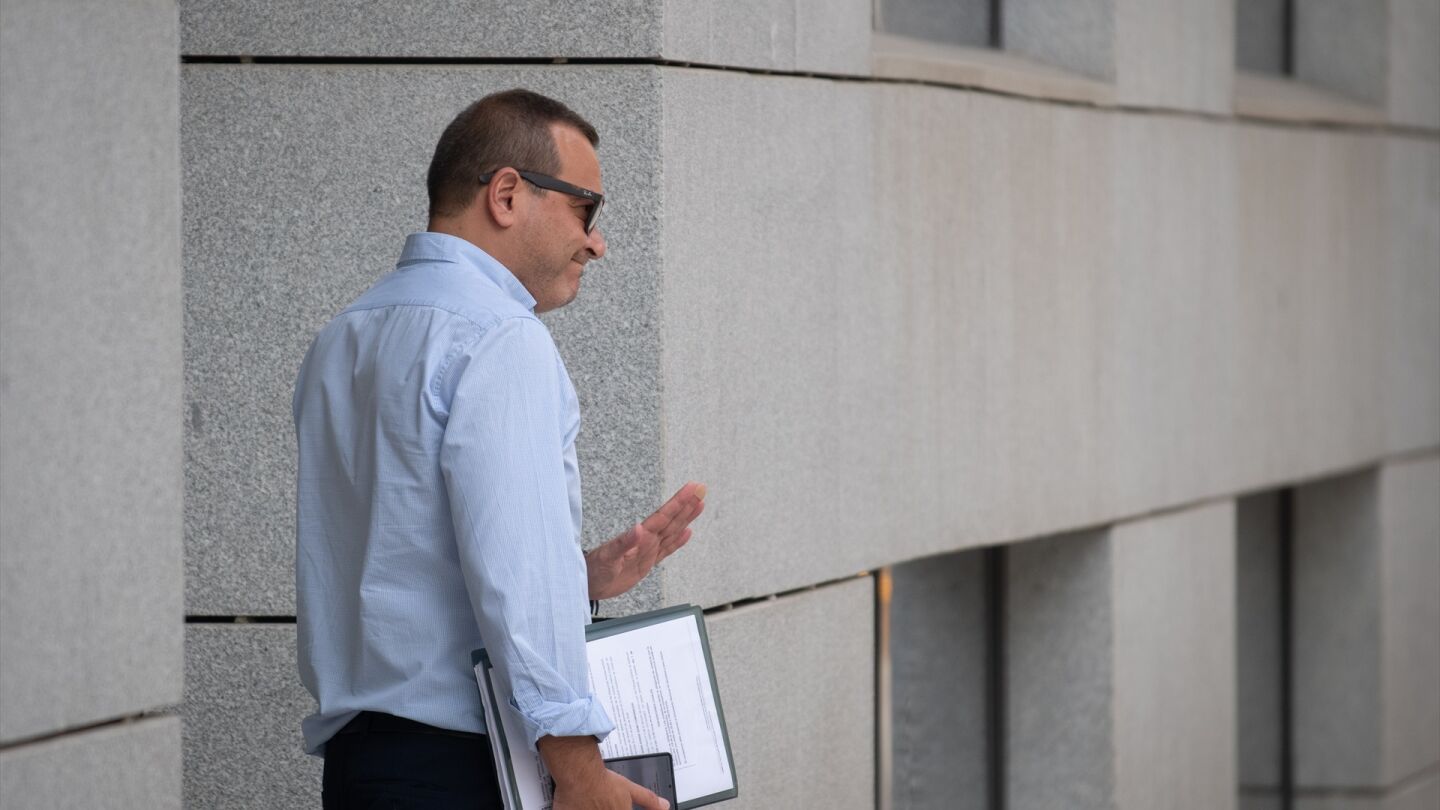 El exjefe de Gabinete de la Delegaci&oacute;n del Gobierno en Ceuta Gonzalo Sanz a su salida de la Audiencia Nacional, a 1 de octubre de 2026, en Madrid (Espa&ntilde;a).