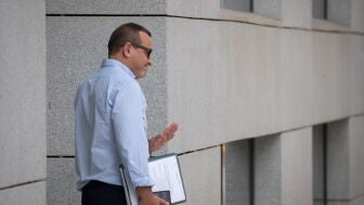 El exjefe de Gabinete de la Delegaci&oacute;n del Gobierno en Ceuta Gonzalo Sanz a su salida de la Audiencia Nacional, a 1 de octubre de 2026, en Madrid (Espa&ntilde;a).