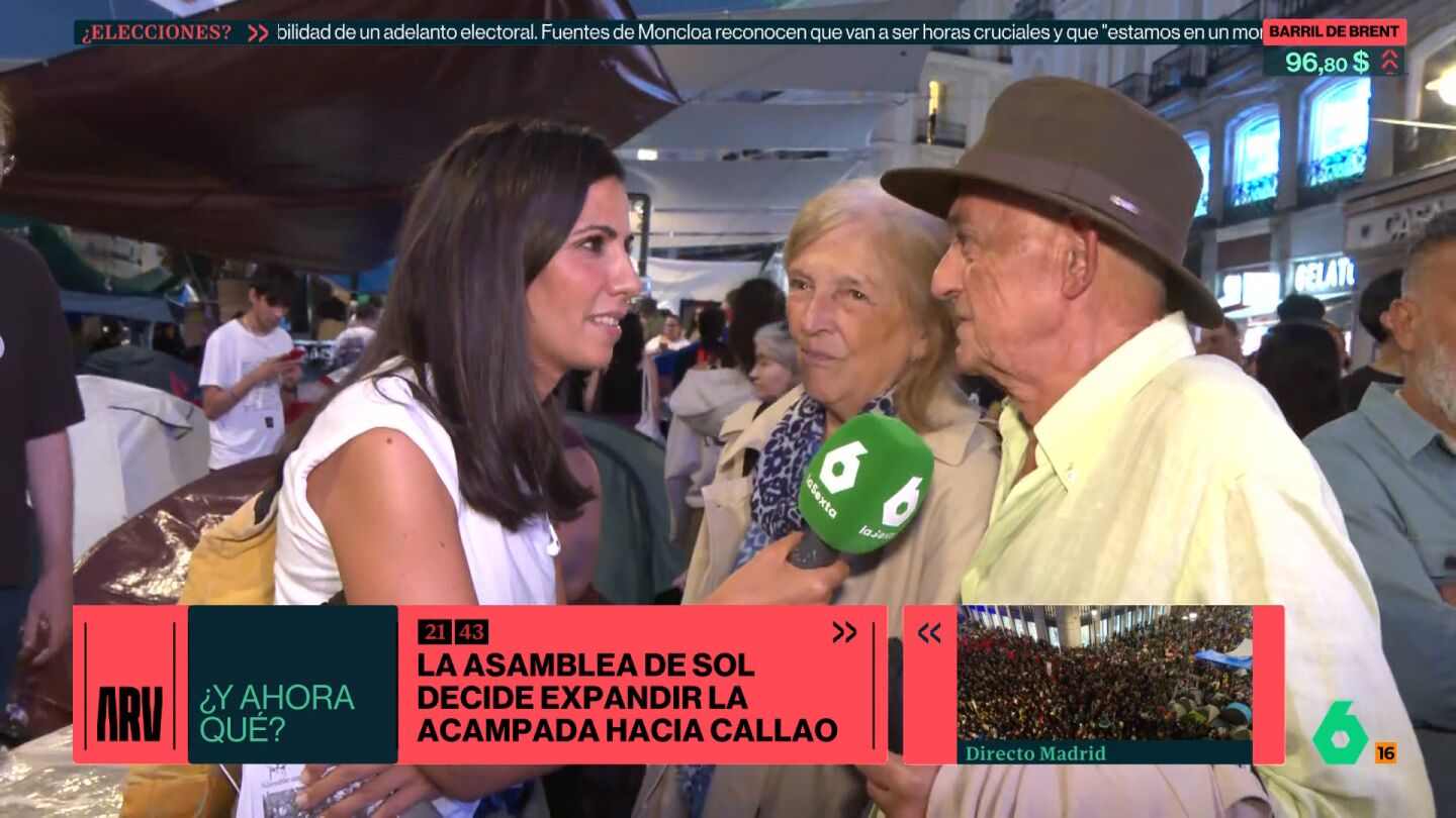 Desde la acampada de Sol, Ana Pastor habla con un matrimonio de veteranos, Reyes y Diego, que expresan su apoyo a las reivindicaciones por la vivienda: "Tenemos hijos y sobrinos y para los j&oacute;venes es un problema muy gordo".