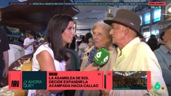 Desde la acampada de Sol, Ana Pastor habla con un matrimonio de veteranos, Reyes y Diego, que expresan su apoyo a las reivindicaciones por la vivienda: "Tenemos hijos y sobrinos y para los j&oacute;venes es un problema muy gordo".