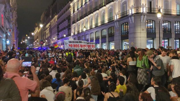  La acampada en Sol resiste a la lluvia y extiende a&uacute;n m&aacute;s su esp&iacute;ritu en una Espa&ntilde;a indignada
