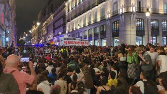  La acampada en Sol resiste a la lluvia y extiende a&uacute;n m&aacute;s su esp&iacute;ritu en una Espa&ntilde;a indignada
