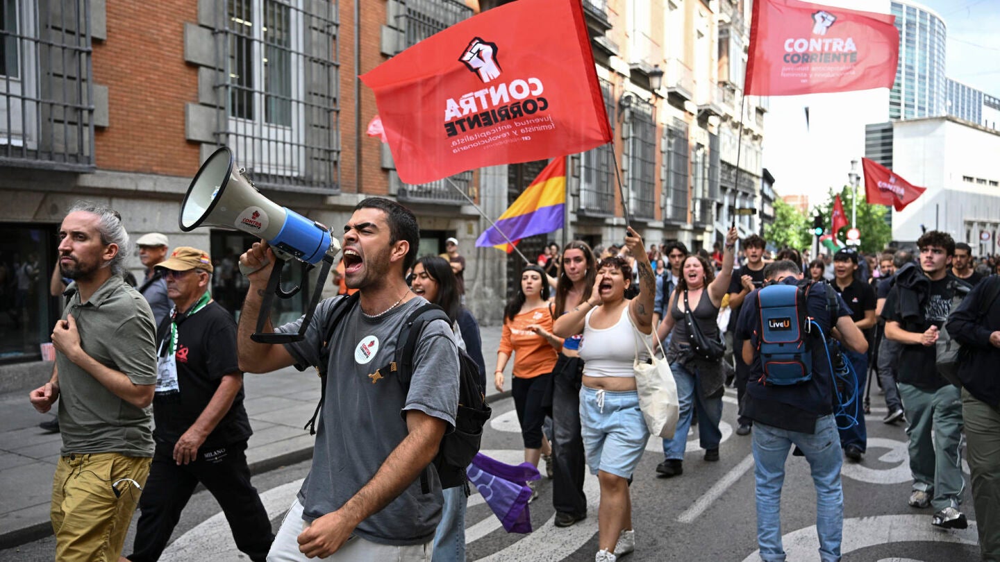 Manifestantes vuelven a Sol tras protestar en las inmediaciones del Congreso.