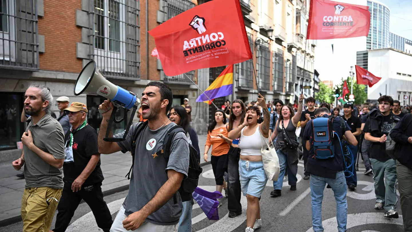Manifestantes vuelven a Sol tras protestar en las inmediaciones del Congreso. Manifestantes vuelven a Sol tras protestar en las inmediaciones del Congreso.