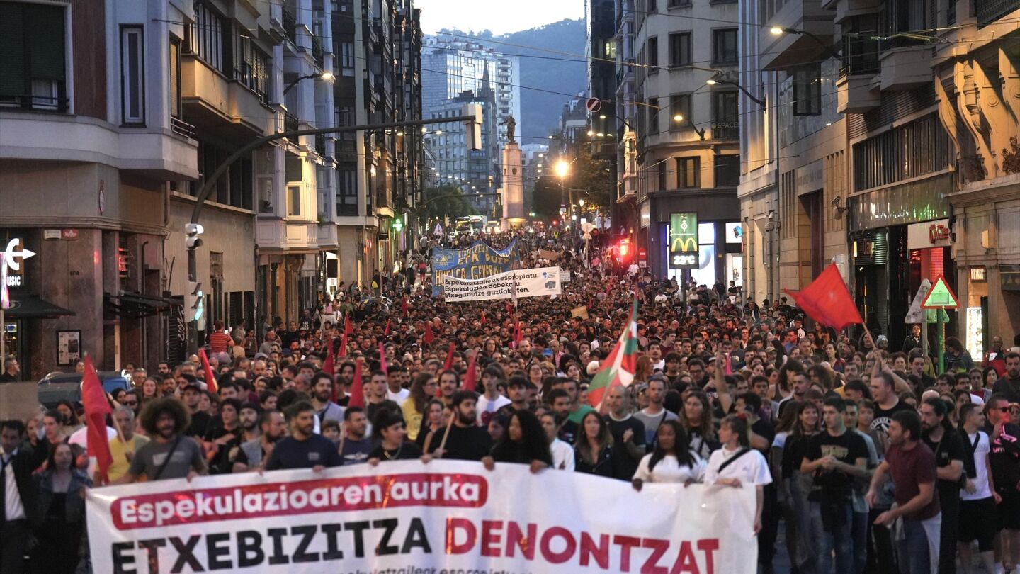 Cientos de personas durante una manifestación unitaria convocada por los sindicatos de vivienda de Euskadi.