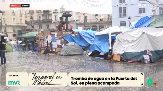 Los acampados en Sol achican agua de las tiendas y tratan de sujetar las lonas ante la fuerte lluvia