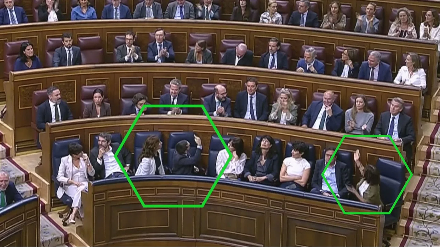 Miembros del Gobierno realizan gestos a la bancada del PP Miembros del Gobierno realizan gestos a la bancada del PP