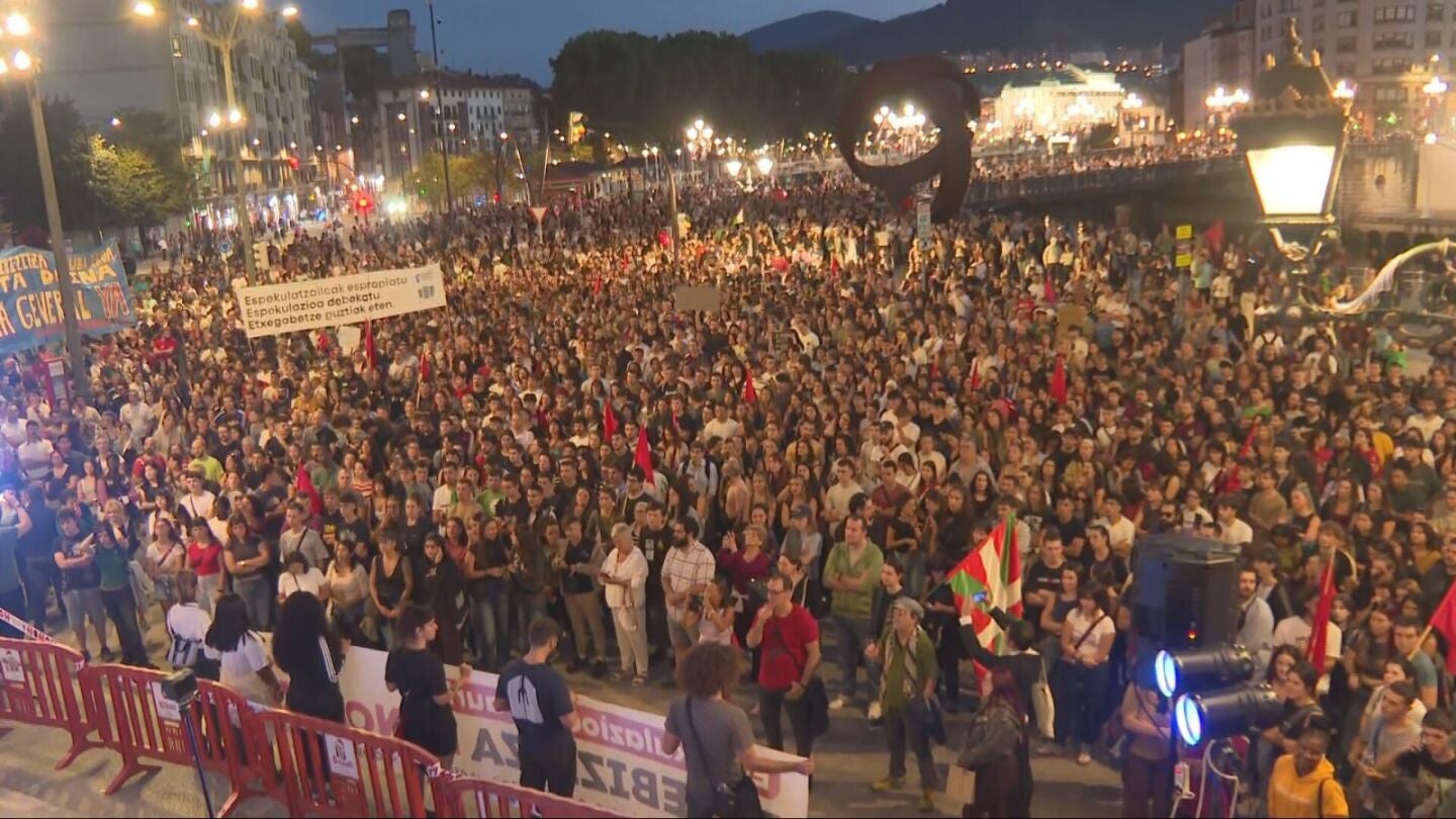 Multitudinaria manifestación por la vivienda en Bilbao
