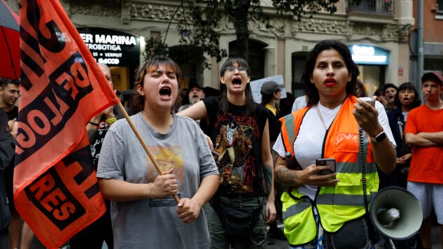 El Sindicat de Llogateres ha convocado una concentraci&oacute;n de protesta ante la sede de Junts en Barcelona para seguir desde all&iacute; el debate en el Congreso de los Diputados sobre los decretos sobre vivienda del Gobierno, despu&eacute;s de que este grupo parlamentario haya anunciado que votar&aacute; en contra.