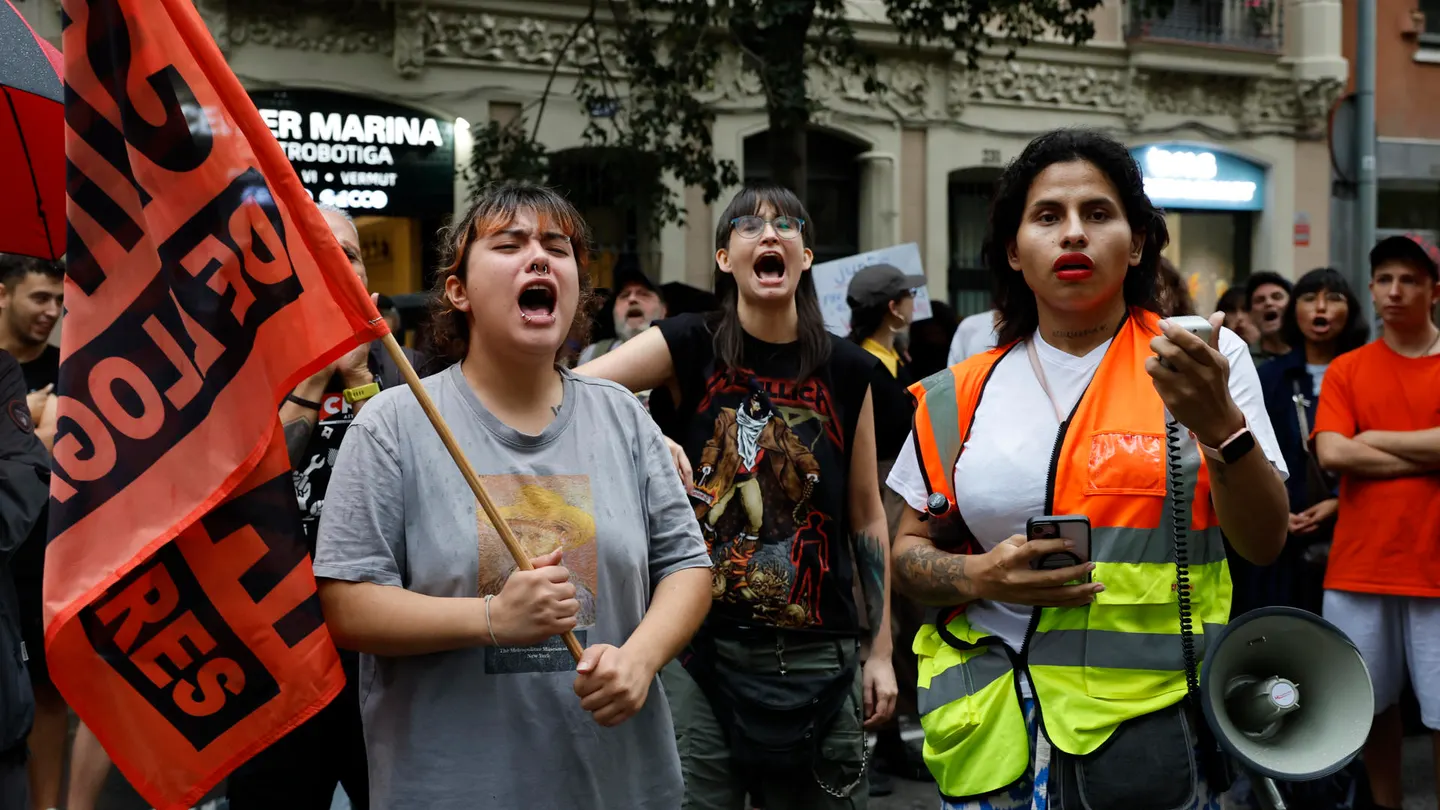 El Sindicat de Llogateres ha convocado una concentración de protesta ante la sede de Junts en Barcelona para seguir desde allí el debate en el Congreso de los Diputados sobre los decretos sobre vivienda del Gobierno, después de que este grupo parlamentario haya anunciado que votará en contra. El Sindicat de Llogateres ha convocado una concentración de protesta ante la sede de Junts en Barcelona para seguir desde allí el debate en el Congreso de los Diputados sobre los decretos sobre vivienda del Gobierno, después de que este grupo parlamentario haya anunciado que votará en contra.