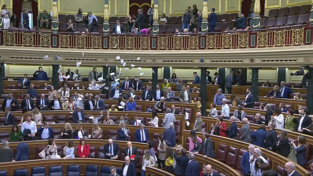 Vuelan panfletos en el Congreso