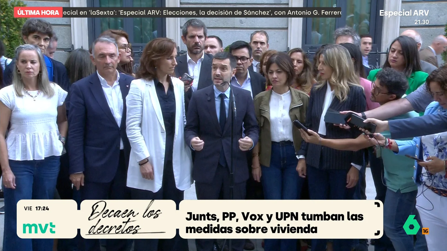 El ministro Pablo Bustinduy, rodeado de los miembros de Sumar tras la caída de los decretos de vivienda. bustinduy MVT