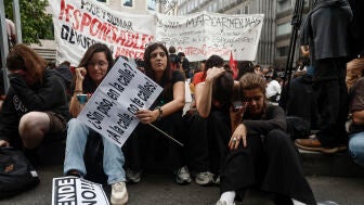 Protestas alrededor del Congreso durante el debate sobre los decretos de vivienda