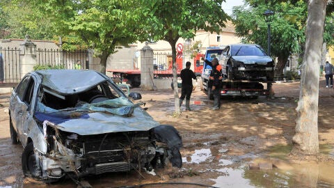 Imagen de coches destrozados por la riada en Madrigueras