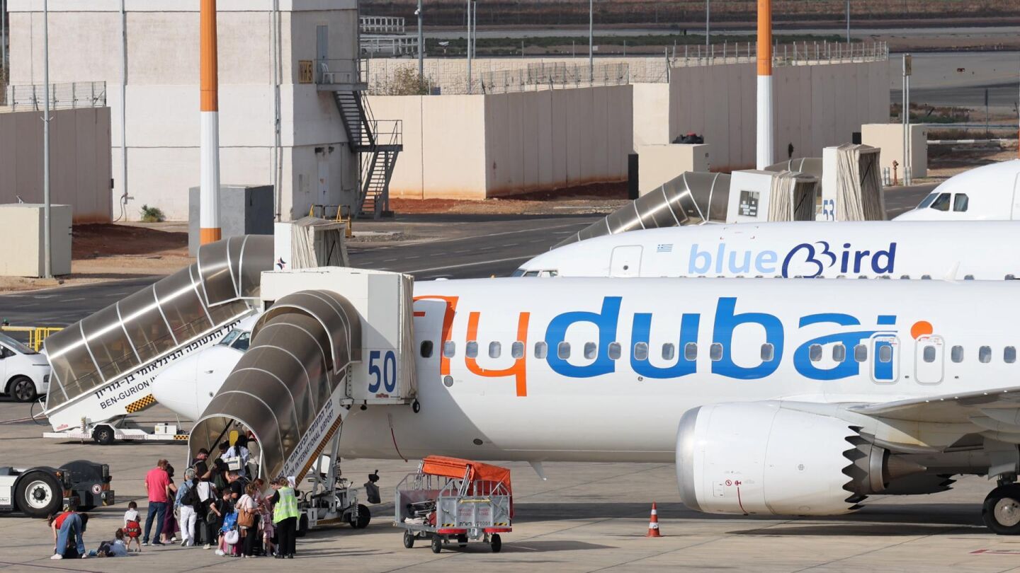 Pasajeros desembarcan de un vuelo de Flydubai en el Aeropuerto Internacional Ben Gurion, cerca de Tel Aviv (Israel), el 30 de septiembre de 2026