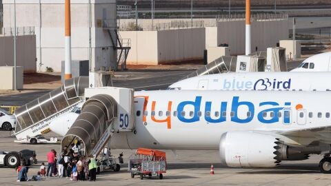 Pasajeros desembarcan de un vuelo de Flydubai en el Aeropuerto Internacional Ben Gurion, cerca de Tel Aviv (Israel), el 30 de septiembre de 2026