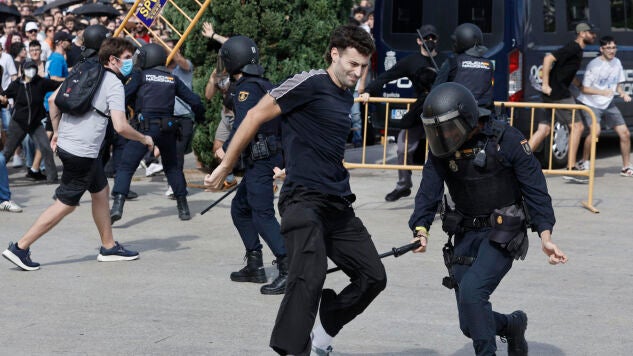 Cargas policiales, altercados y m&aacute;xima tensi&oacute;n en el final del recorrido de la manifestaci&oacute;n por la vivienda en Valencia