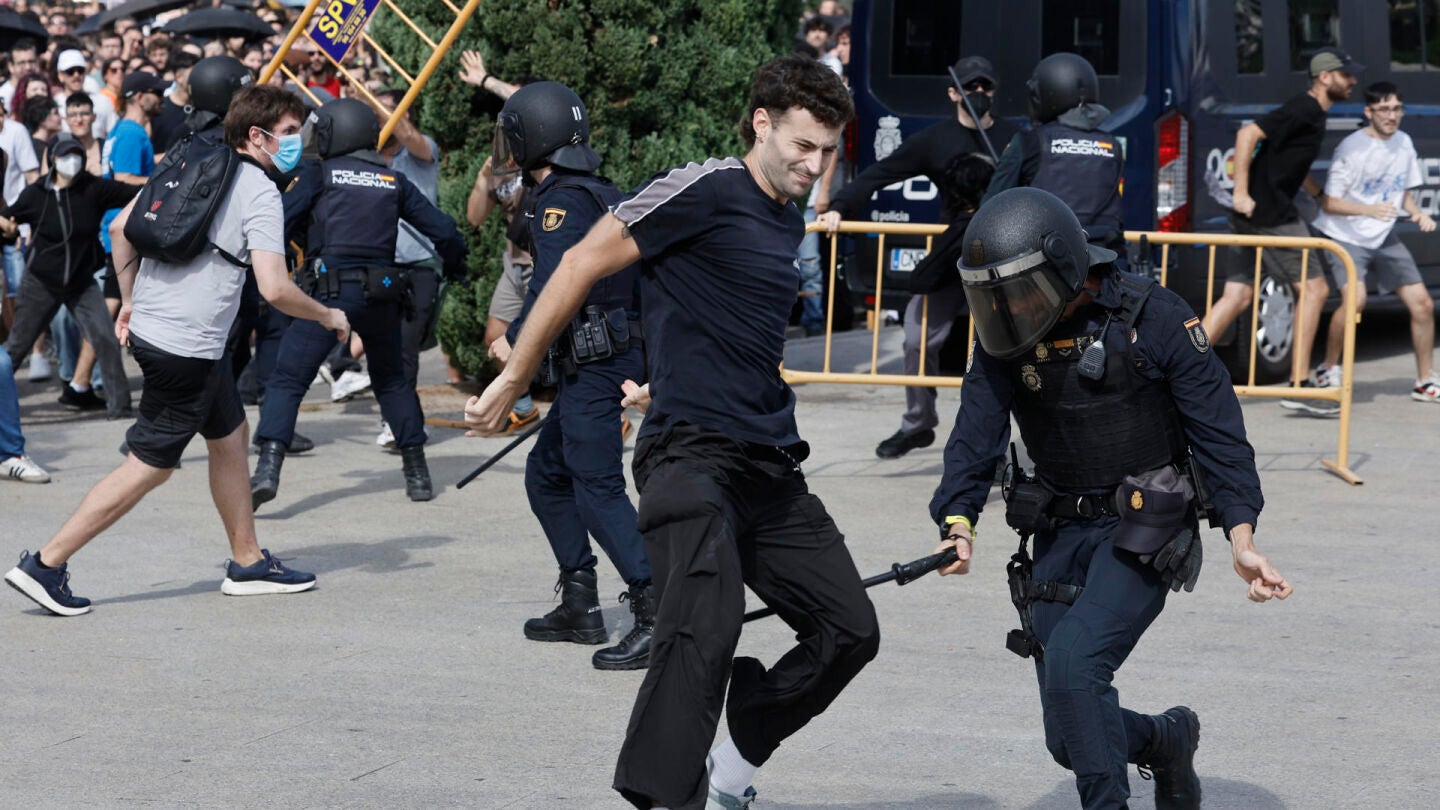 Cargas policiales, altercados y m&aacute;xima tensi&oacute;n en el final del recorrido de la manifestaci&oacute;n por la vivienda en Valencia