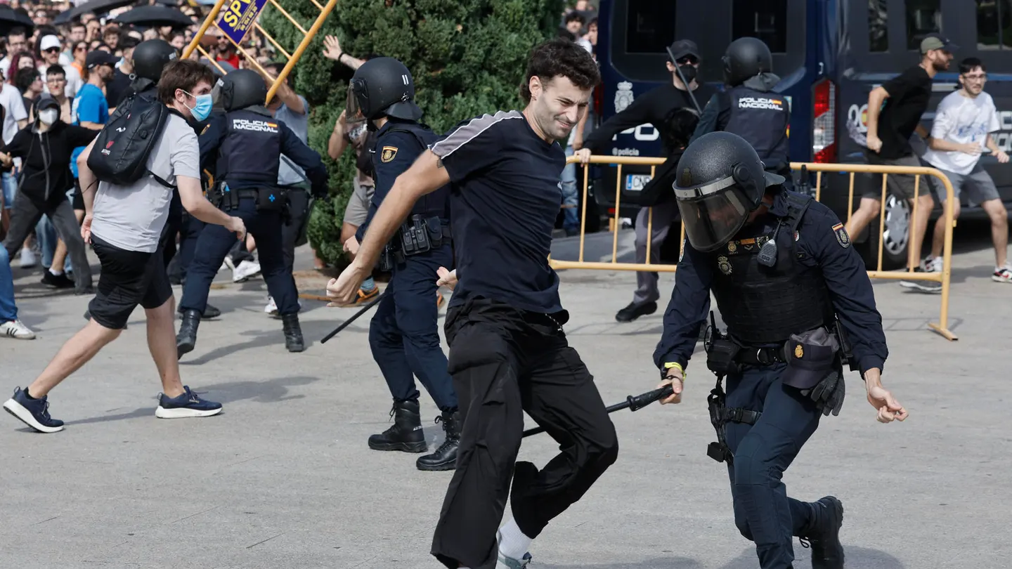 Cargas policiales, altercados y máxima tensión en el final del recorrido de la manifestación por la vivienda en Valencia Cargas policiales, altercados y máxima tensión en el final del recorrido de la manifestación por la vivienda en Valencia