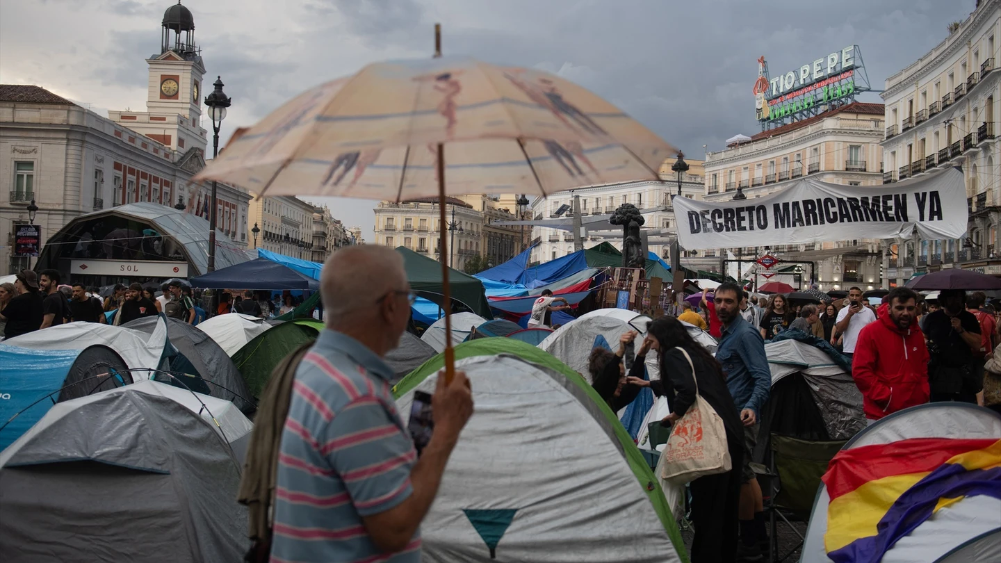 Acampada por la vivienda en la Puerta del Sol de Madrid. Acampada por la vivienda en la Puerta del Sol de Madrid.