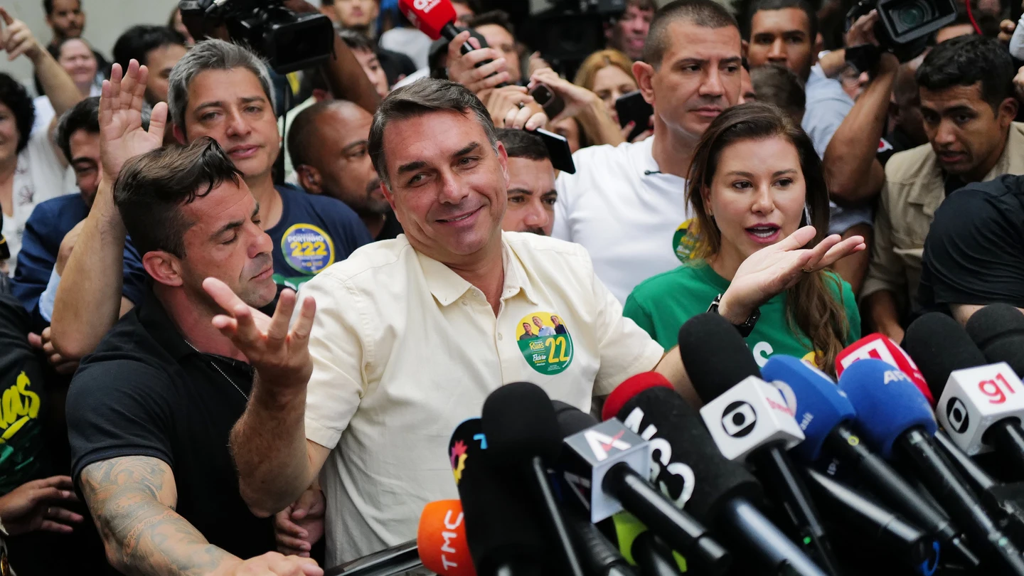 Flávio Bolsonaro, tras imponerse en primera vuelta a Lula da Silva en las elecciones de Brasil Flávio Bolsonaro, tras imponerse en primera vuelta a Lula da Silva en las elecciones de Brasil