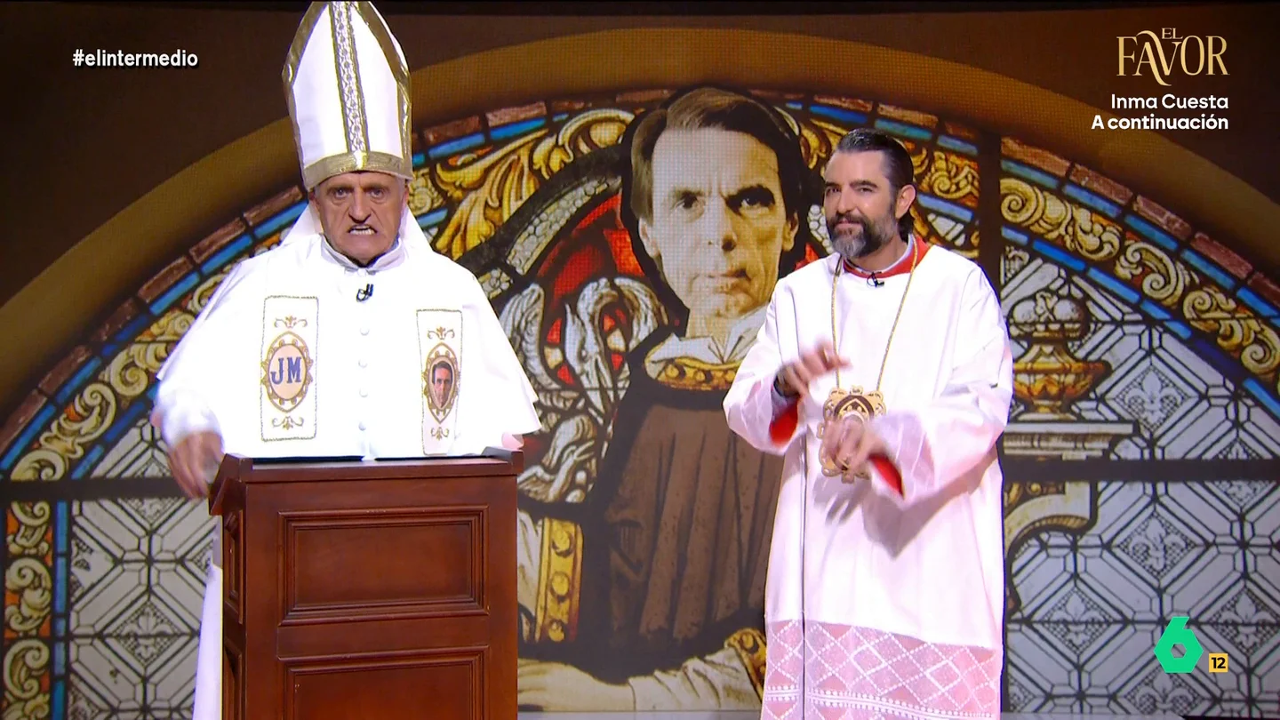 El 'papa Wyoming' alerta de las 'profecías' de Aznar sobre Sánchez: "Si gana de nuevo, se cernirá sobre nosotros el fin del mundo" La 'Iglesia Aznariana' del 'papa Wyoming' y el 'monaguillo Mateo' analiza las declaraciones de Aznar en las que alerta de que una victoria de Sánchez en las elecciones significaría el fin de la monarquía y 'rezan' por su sucesor "fray Feijóo".