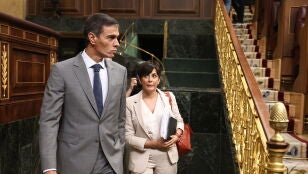 El presidente del Gobierno, Pedro S&aacute;nchez, y ministra de Vivienda y Agenda Urbana, Isabel Rodr&iacute;guez, a su llegada a una sesi&oacute;n plenaria