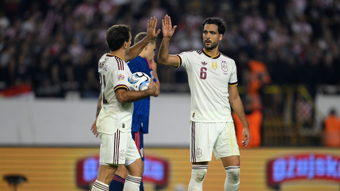 Mikel Oyarzabal y Mikel Merino celebran el gol