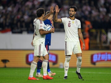 Mikel Oyarzabal y Mikel Merino celebran el gol