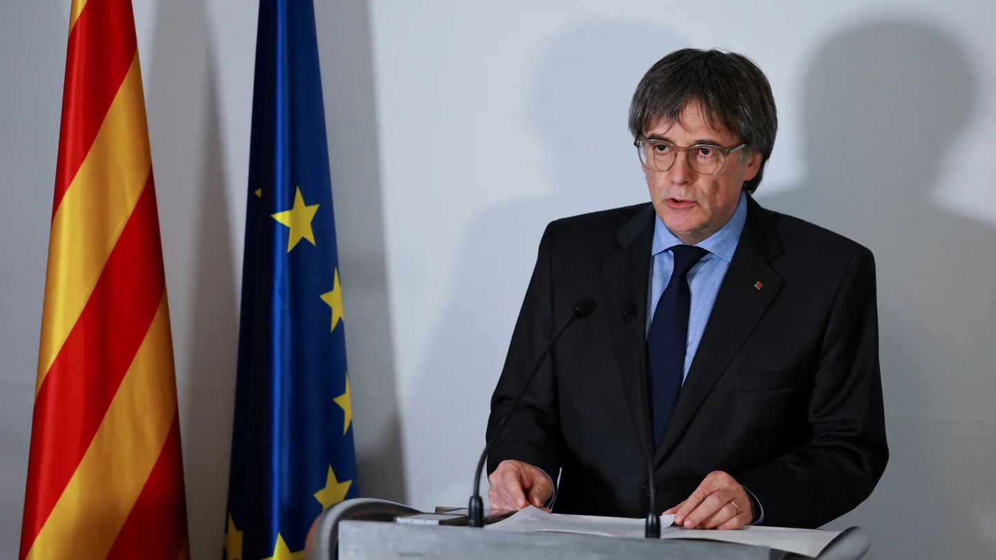 Carles Puigdemont comparece desde Waterloo Carles Puigdemont comparece desde Waterloo
