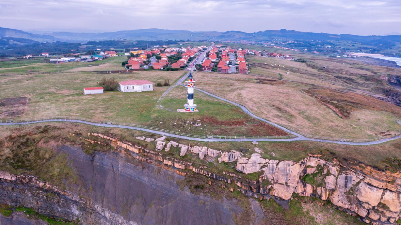 El pueblo de Cantabria con un faro pintado por Okuda, grandes ...