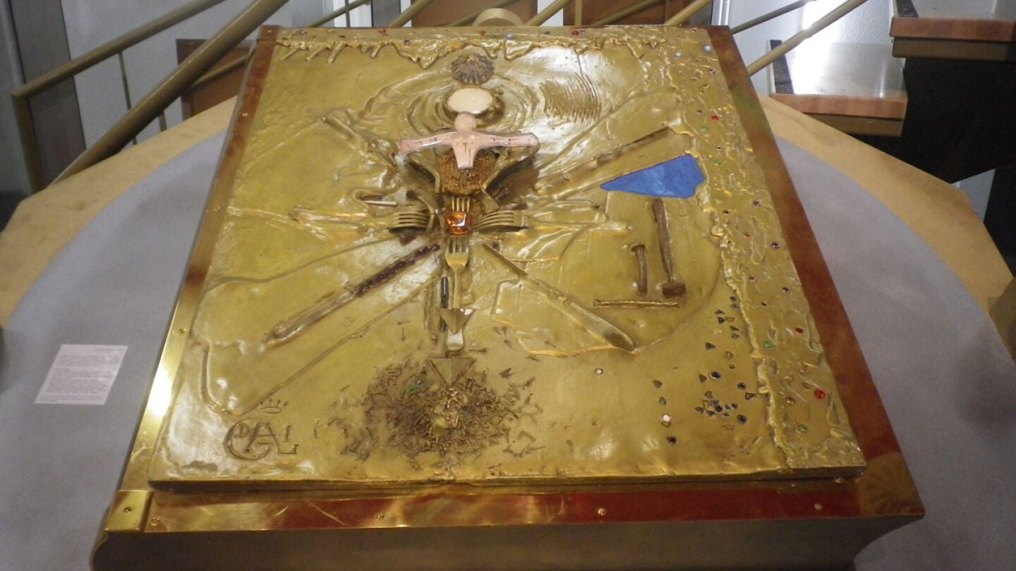 Roban un libro de valor incalculable y 210 kilos de peso con la cubierta de Salvador Dal&iacute; de un museo de Francia