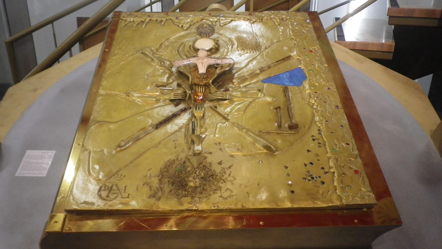 Roban un libro de valor incalculable y 210 kilos de peso con la cubierta de Salvador Dalí de un museo de Francia Roban un libro de valor incalculable y 210 kilos de peso con la cubierta de Salvador Dalí de un museo de Francia