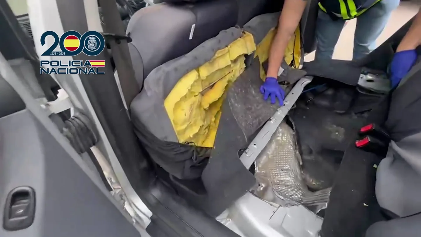 Detienen al conductor de un vehículo tras localizar a un migrante oculto en su interior en Ceuta Detienen al conductor de un vehículo tras localizar a un migrante oculto en su interior en Ceuta