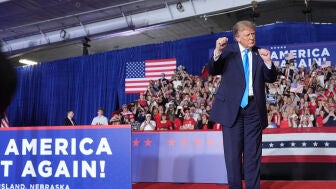 El presidente de Estados Unidos, Donald Trump, baila durante un mitin de campa&ntilde;a