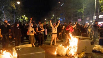 Personas bloquean una calle durante una manifestaci&oacute;n por la crisis de la vivienda en Barcelona